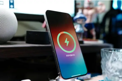 沁源苹果15换屏服务分享用什么充电器给iPhone15充电更好 